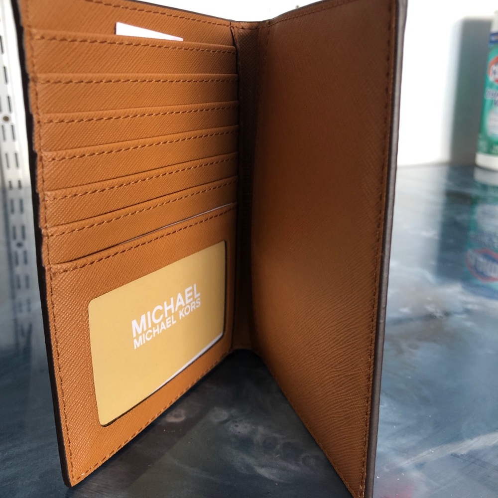 Michael Kors Passport Case/Wallet - Picture 4 of 8